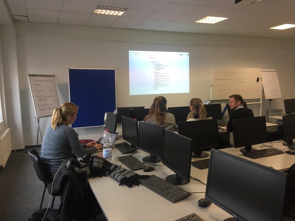 Studierende bei Arbeit: Hier die Entwicklung eines Chatbots